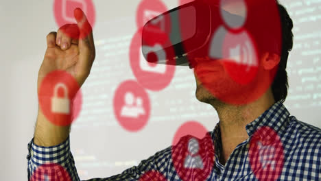 Animación-De-Iconos-Rojos-De-Aplicaciones-Informáticas-Sobre-Un-Hombre-Caucásico-Usando-Auriculares-Vr-En-La-Oficina