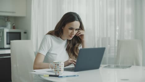 Junge-Frau-Benutzt-Laptop-Computer-In-Der-Küche.-Geschäftsfrau,-Die-An-Einem-Notebook-Arbeitet