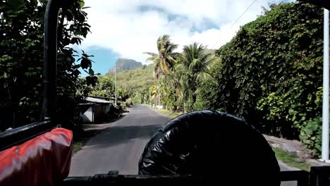 Conduciendo-Por-Una-Carretera-En-La-Isla-Moorea-Con-Un-Vehículo-4x4-Abierto