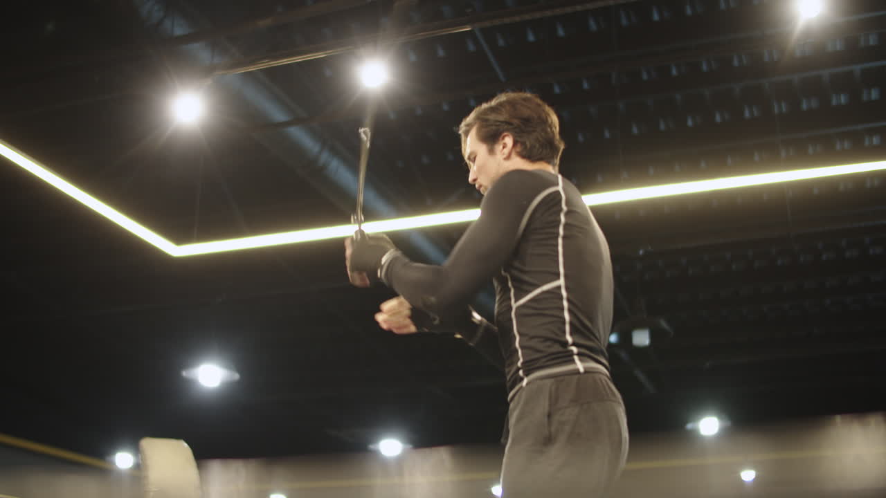 체육관 에서 권투 하기 전 에 따뜻 해지는 활동적 인 남자. 스포츠 클럽 에서 점프 하는 남성 권투 선수