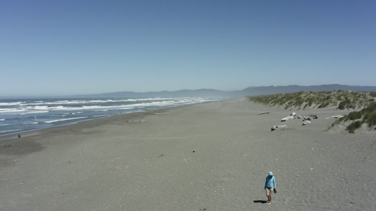 persona caminando sola en una playa abierta