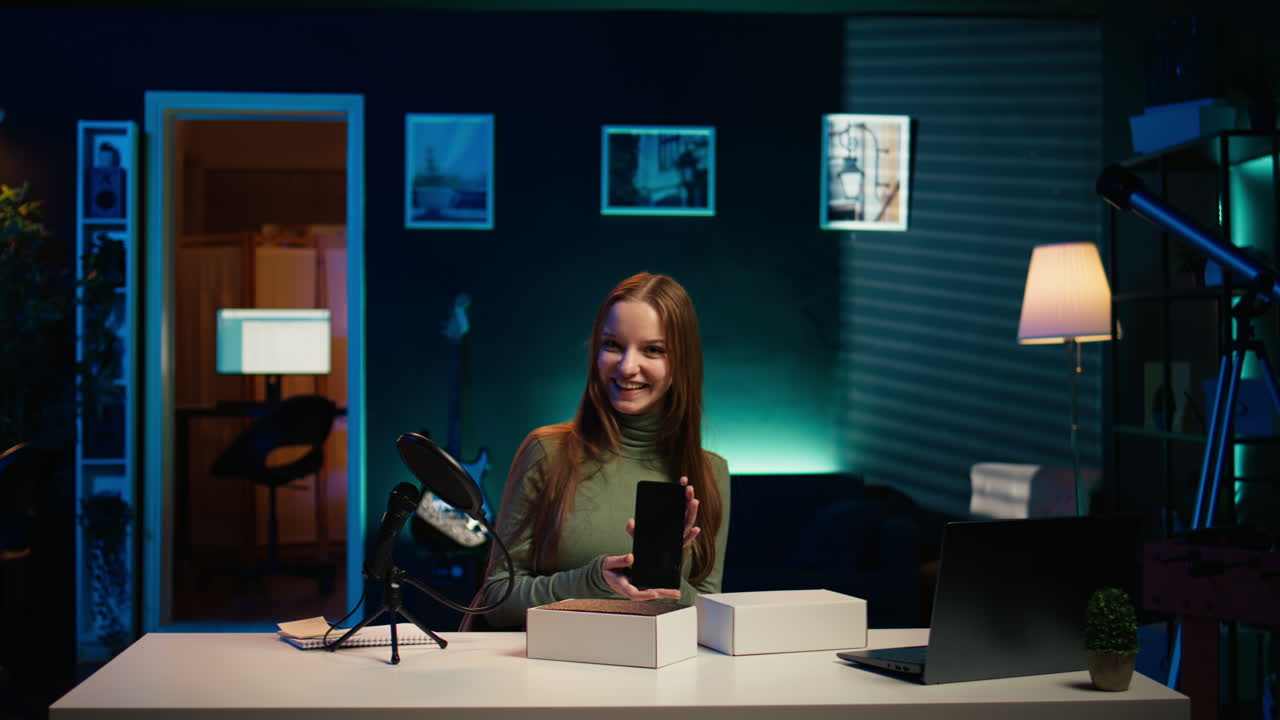 젠 콘텐츠 크리에이터가 새로 출시된 스마트폰을 풀고 있습니다.