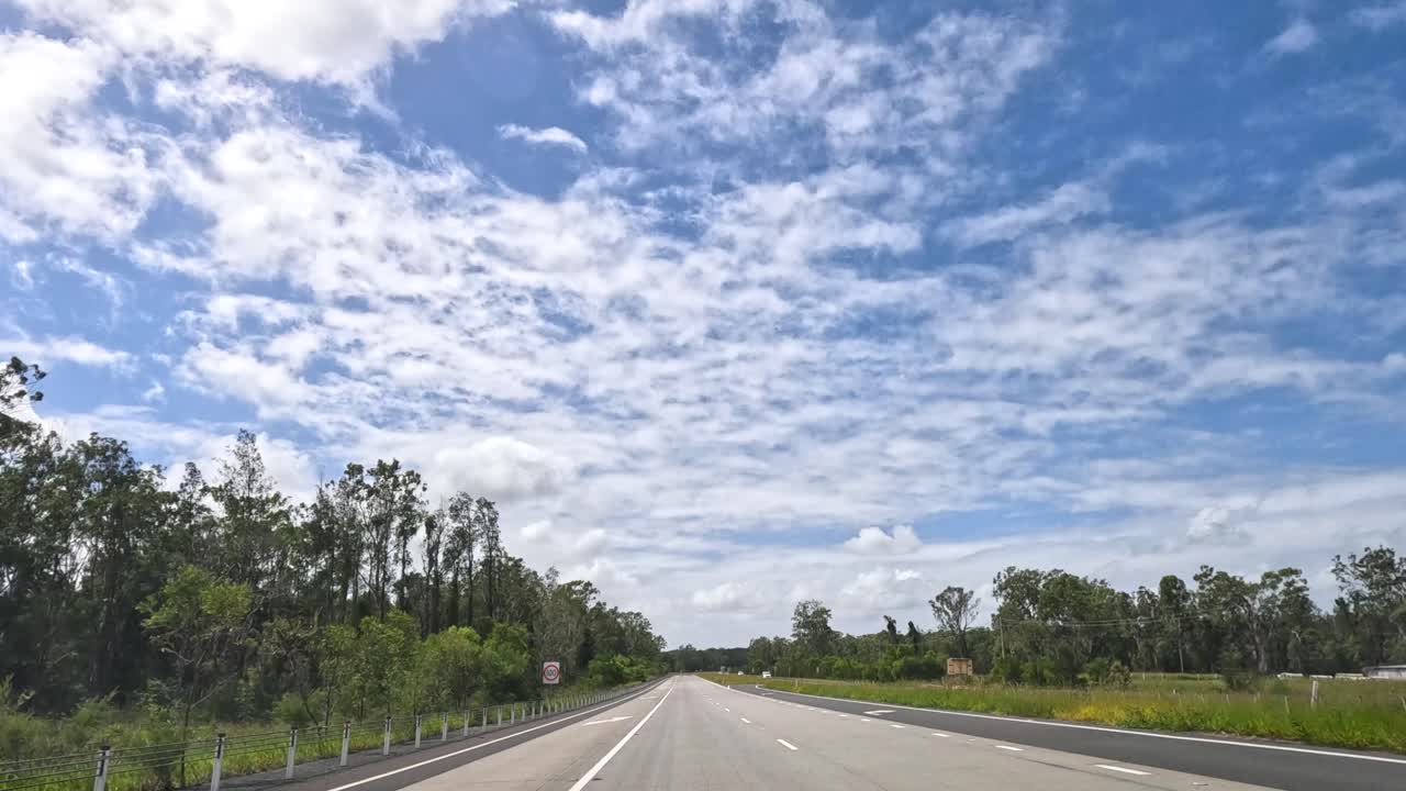 시골 도로에서 차량의 진행