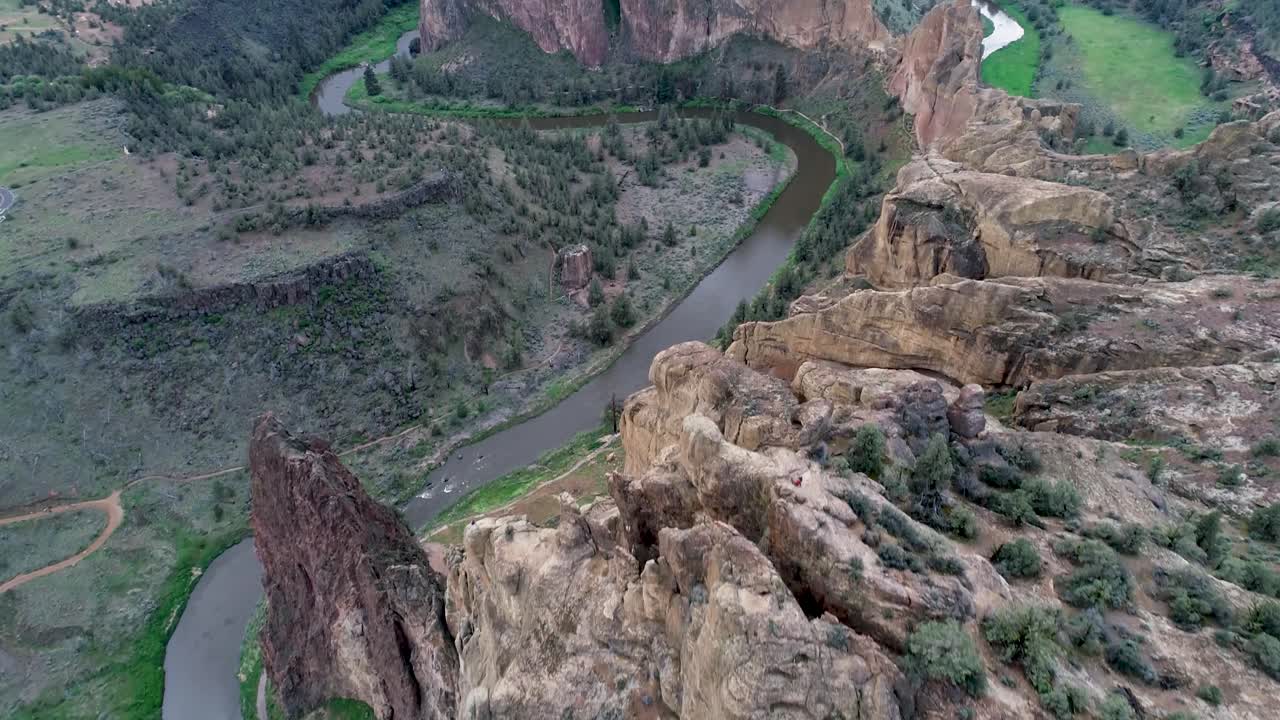 un drone de smith rock, oregón, y un río que fluye a su lado