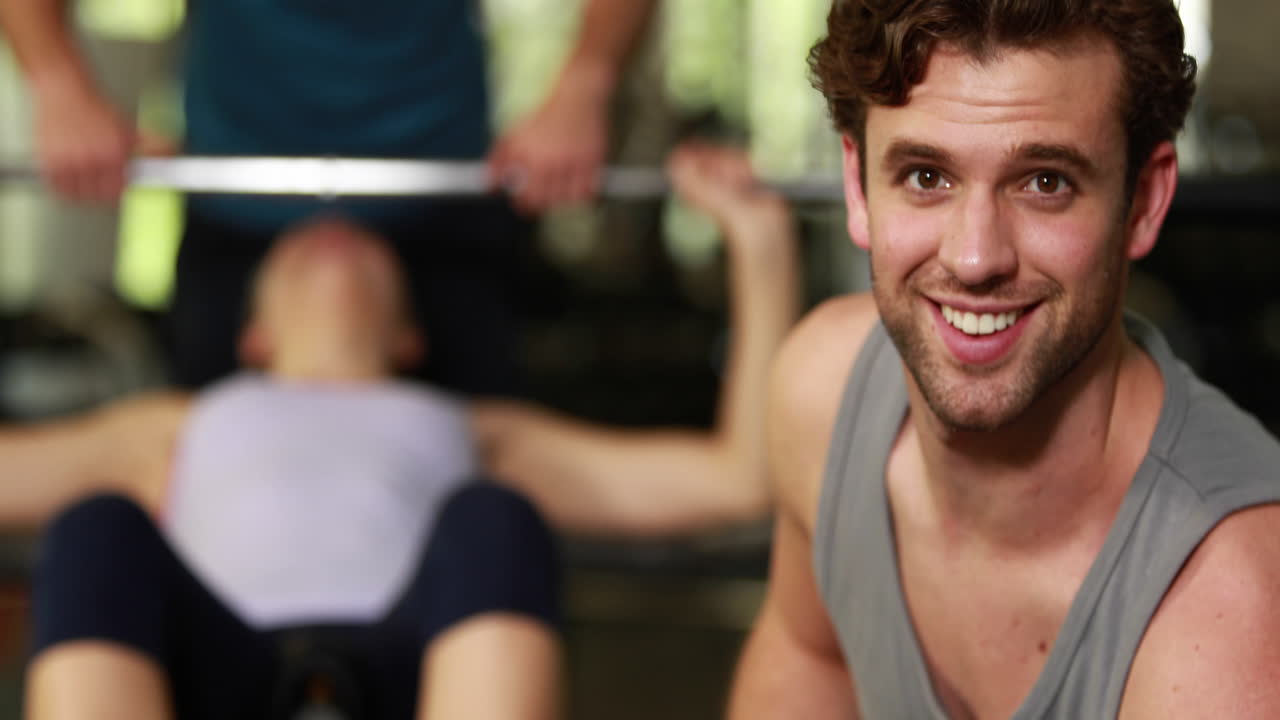 덤벨을 들어 올리는 건강한 남자