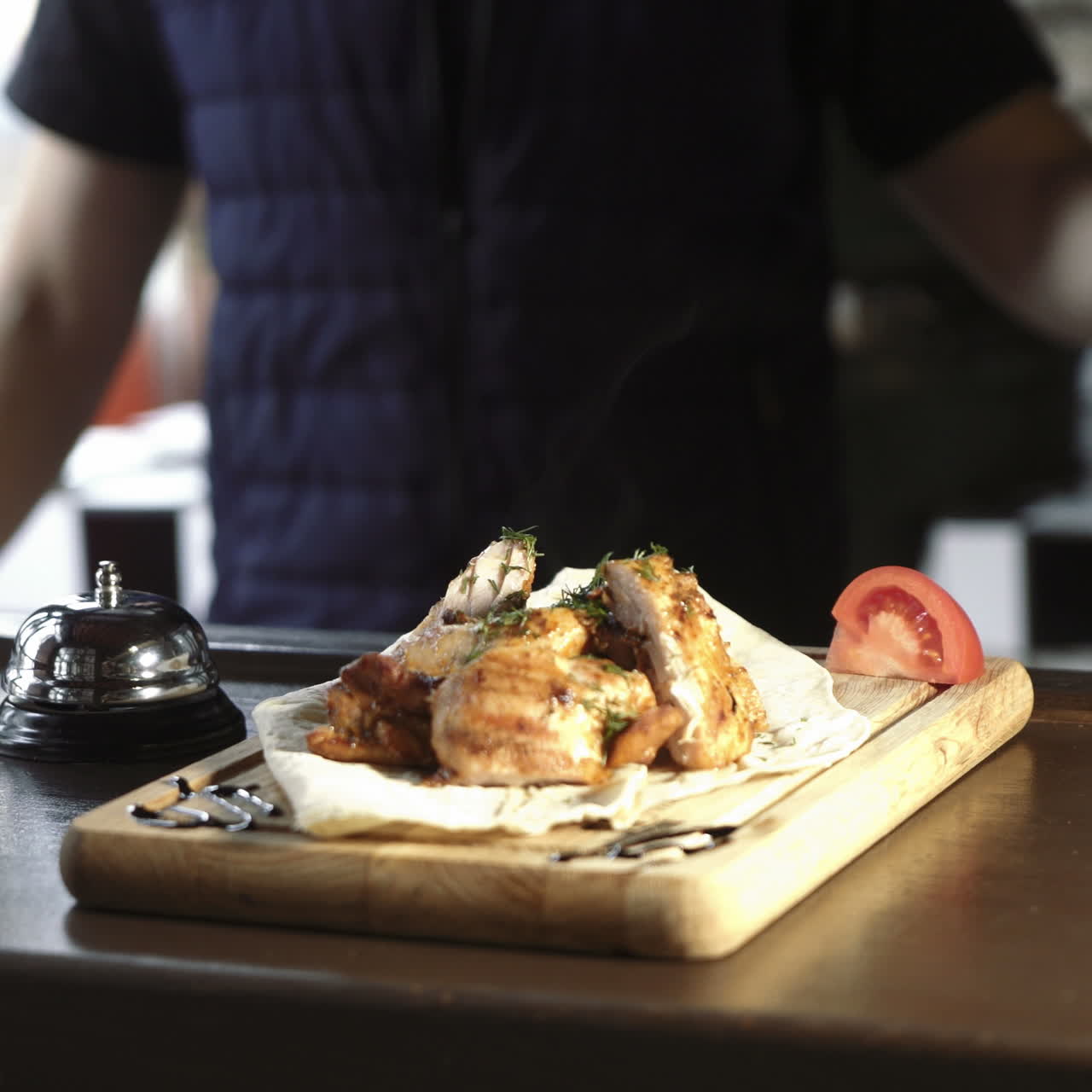 Chef che presenta un piatto barbecue. Pronto da servire. Deliziose carni alla griglia. Video quadrato.