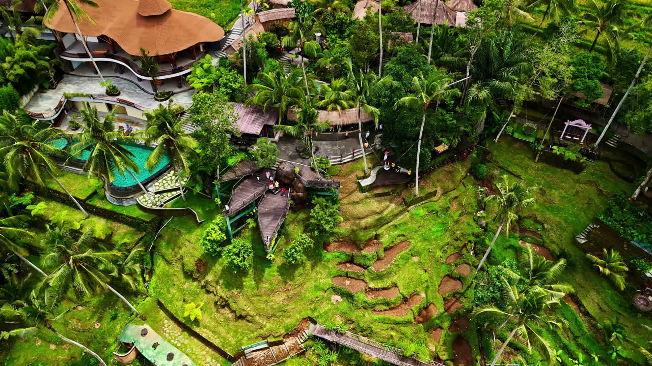 Vista aerea di Ubud, Bali, vegetazione lussureggiante ed esotici edifici tradizionali