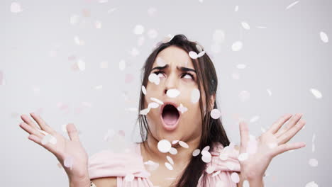 una mujer celebrando con confeti.