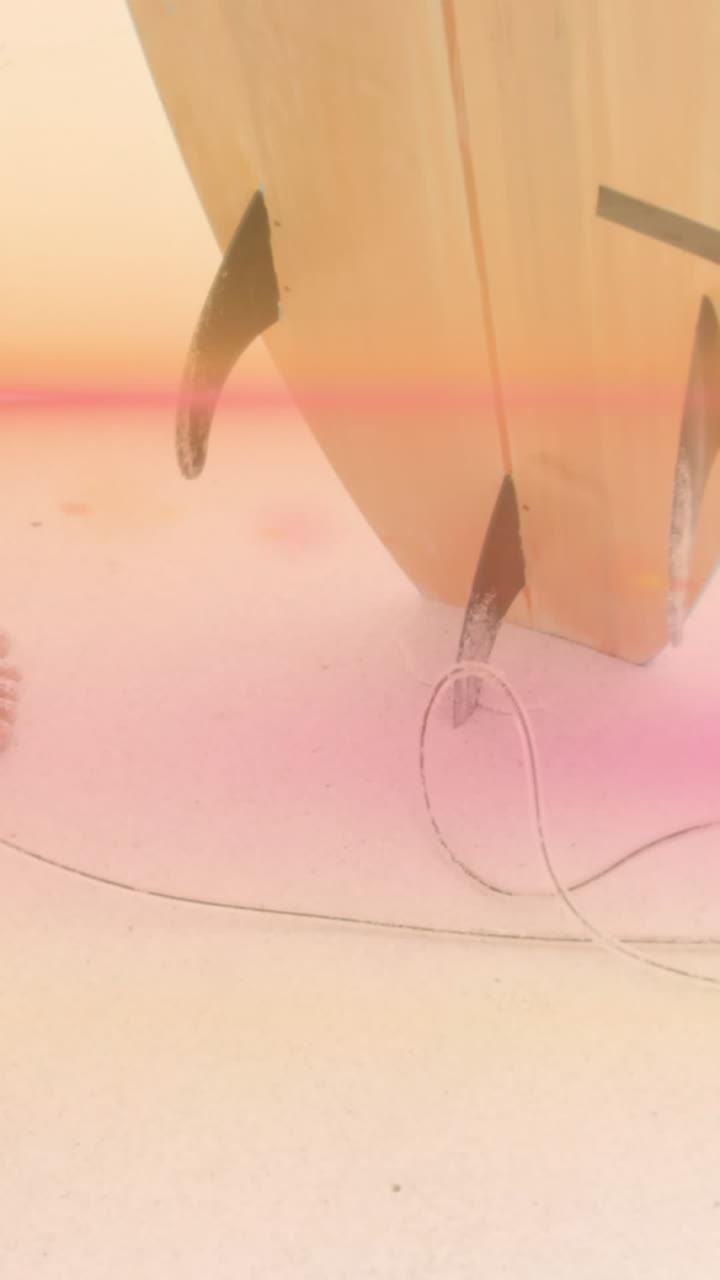 animación de haces de luz rosados que se mueven sobre los pies del surfista en la playa sosteniendo la tabla de surf