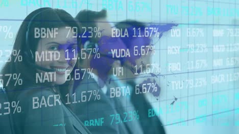 Procesamiento-De-Datos-Y-Un-Mapa-Mundial-Azul-Flotando-Sobre-Un-Grupo-Multiétnico-De-Trabajadores-De-Call-Center-Hablando