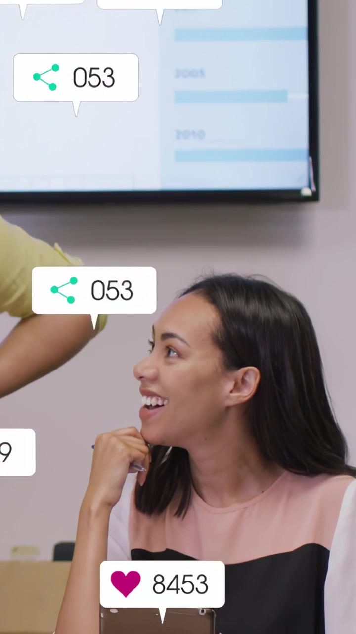 Video verticale: Presentatore che avvia una demo di marketing, donna che si china sorridendo mentre le metriche si animano su un grafico.