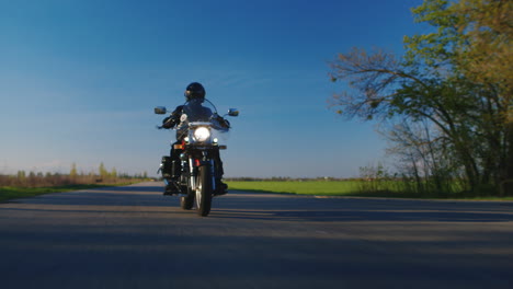 Motociclista-En-El-Camino:-El-Video-De-Hd-De-Tiro-En-El-Punto-Inferior-Extremo