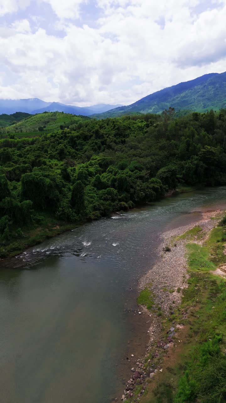 Carrellata aerea del fiume a Lam Dong al mattino.