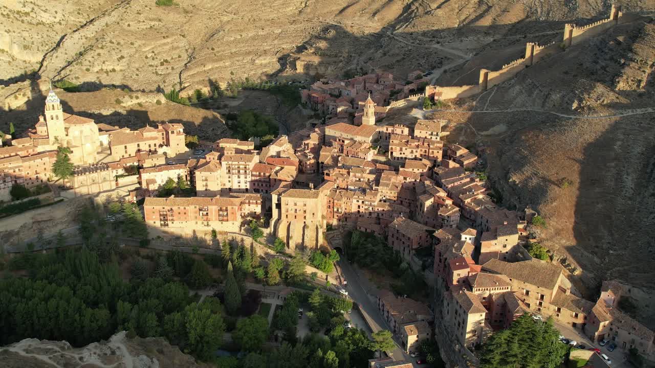 espectacular vista de vuelo alrededor del pueblo de albaracin en teruel, españa, grabado temprano en la mañana