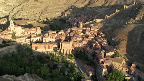 Espectacular-Vista-De-Vuelo-Alrededor-Del-Pueblo-De-Albaracin-En-Teruel,-España,-Grabado-Temprano-En-La-Mañana