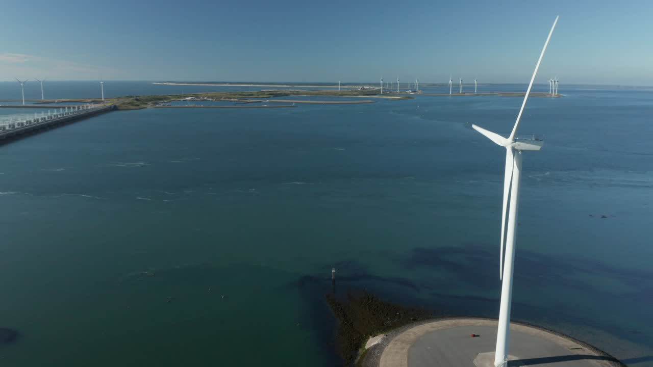 네덜란드의 zeeland시 kamperland 마을에 있는 jacobahaven 정박지의 해안 풍차