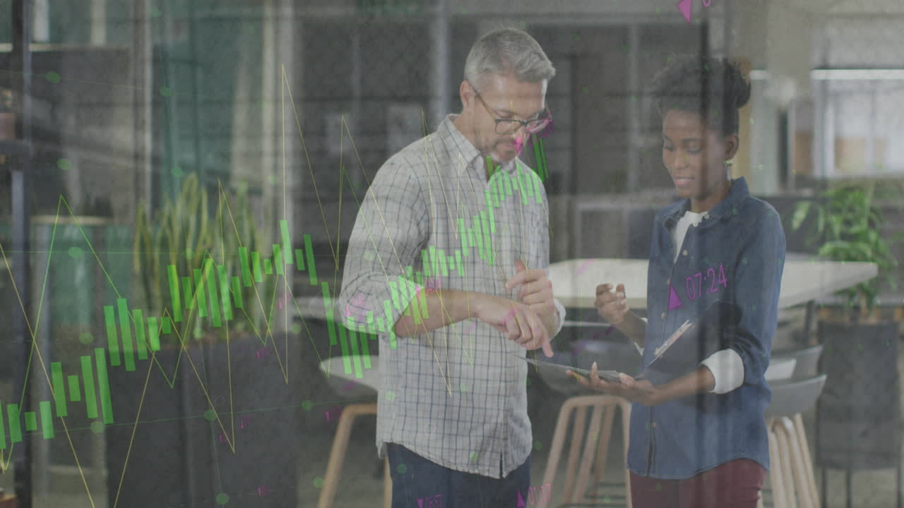 animación del procesamiento de datos financieros sobre diversas personas de negocios en la oficina