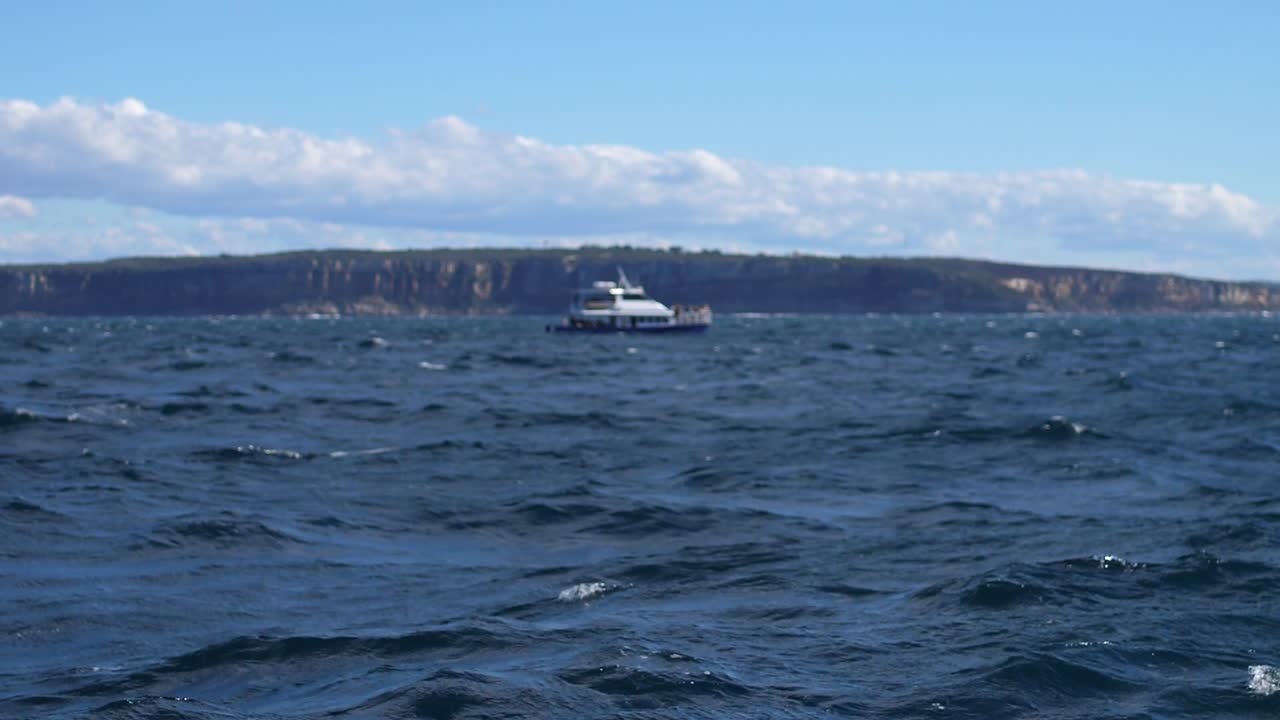 오스트레일리아 시드니의 바다의 영상에서 파도가 지나갑니다.