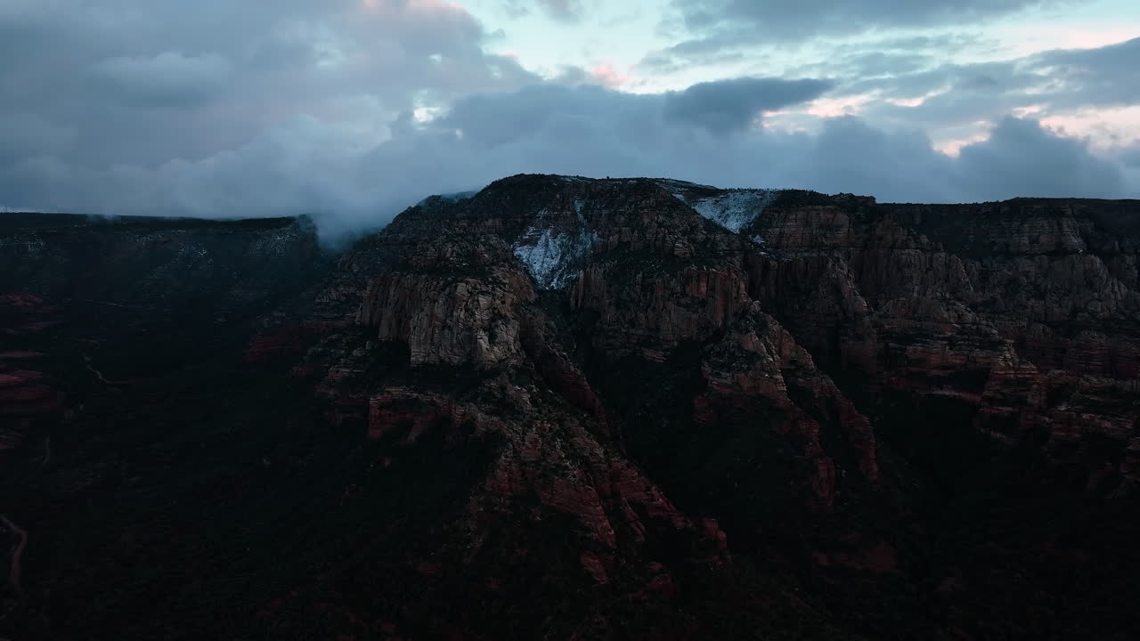 escena dramática del cañón de oak creek en sedona arizona, estados unidos