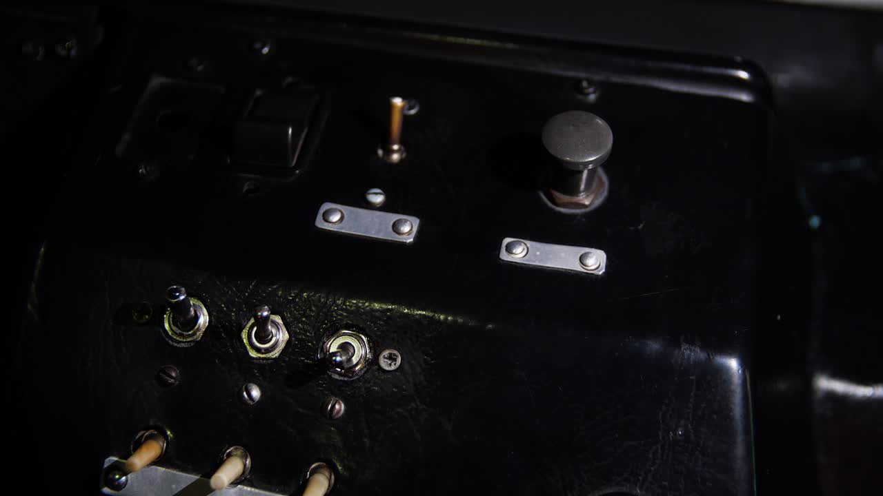 panel de control vintage con operador