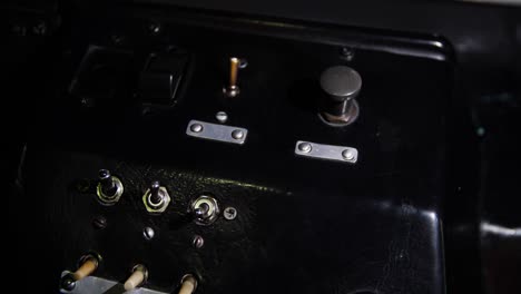 panel de control vintage con operador