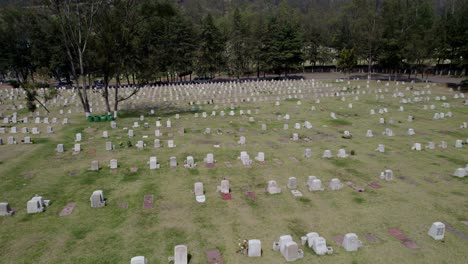 Toma-Aérea-De-Un-Cementerio-Mexicano,-Panteón,-Mausoleos