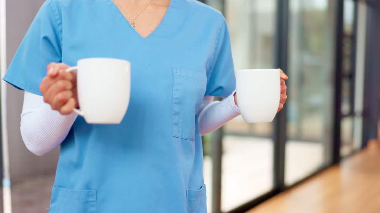 요양원에서 노인들에게 커피나 차를 제공하는 간호사