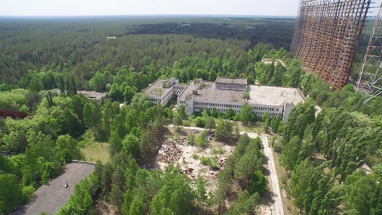 Letecký pohled na masivní radarový systém Duga a vojenský komplex Černobyl-2, Ukrajina. Opuštěná sovětská instalace
