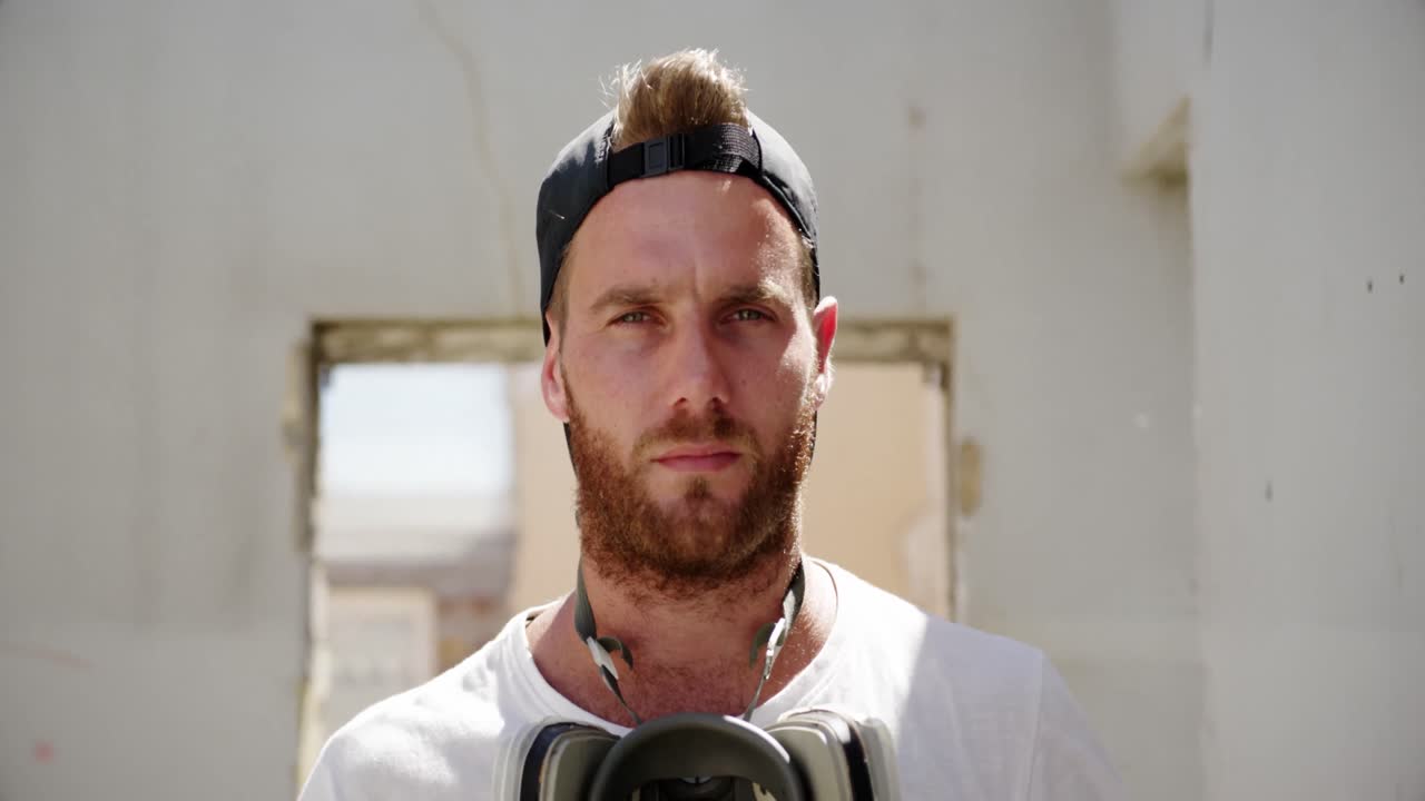 보호 마스크를 착용한 그래피티 아티스트 4k