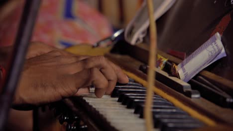 Instrumento-De-Música-Clásica-India-Peti-Piano-De-Cerca