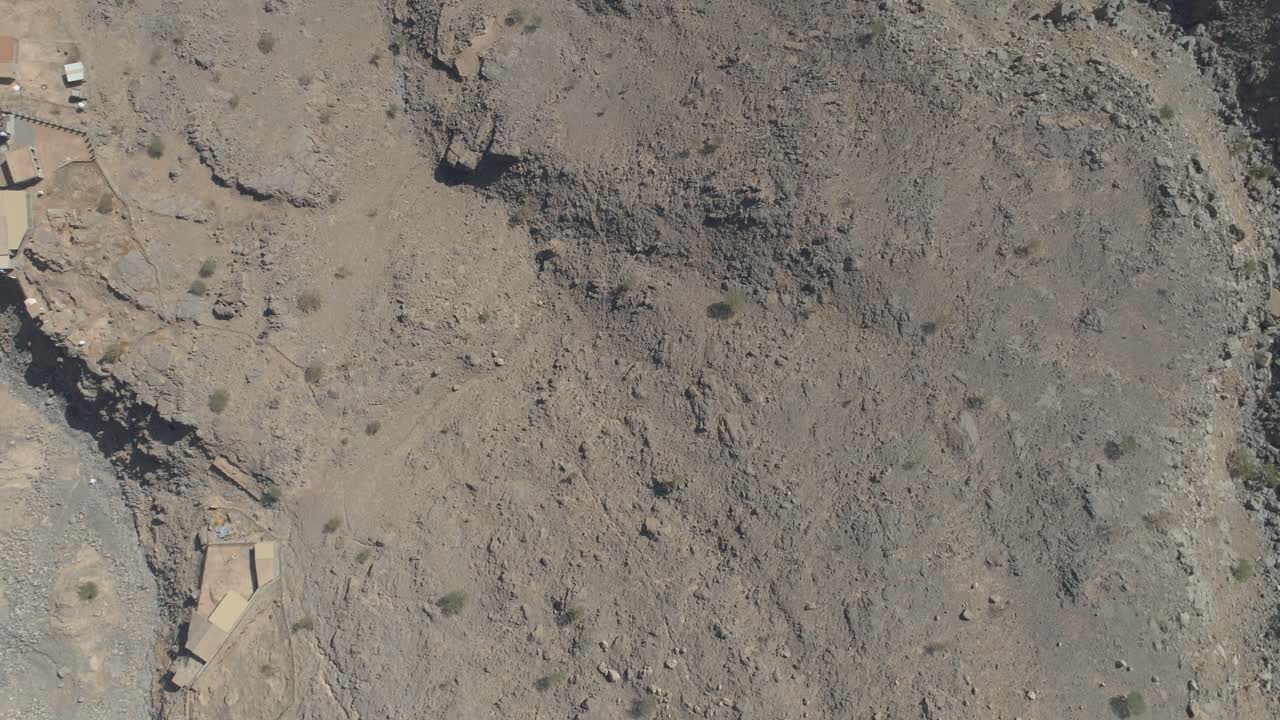 toma cinematográfica de drones: toma reveladora de una montaña rocosa