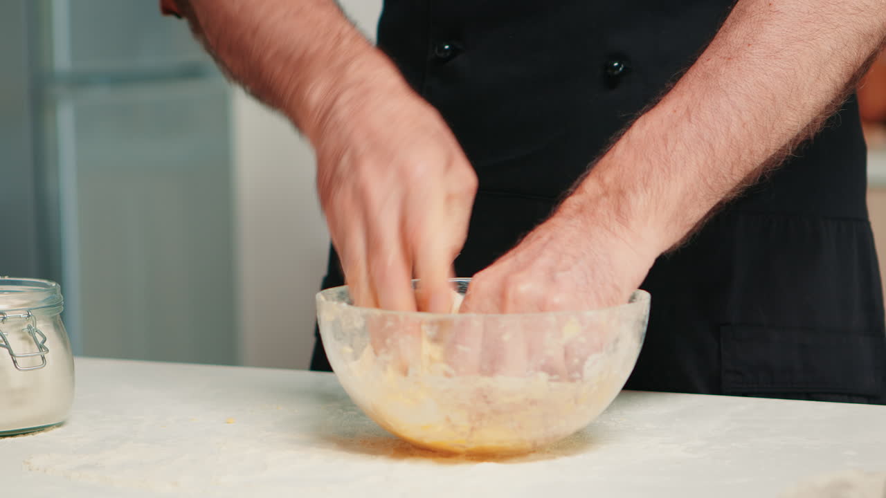 Chef che impasta l'impasto in una ciotola