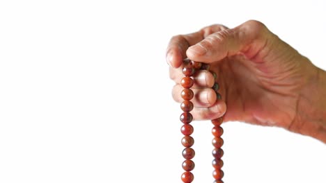 mano de anciano con cuentas de oración