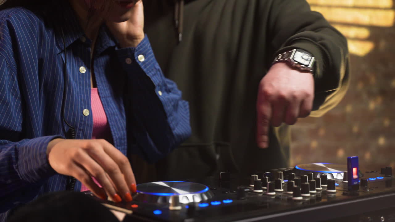 디스코에서 일하는 디제이