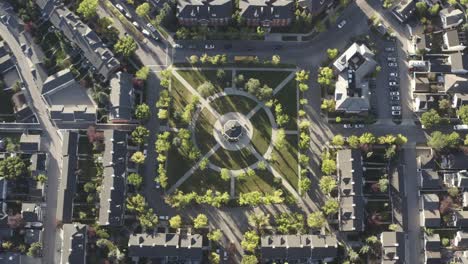 3-3-Vistas-Aéreas-De-Pájaros-Sobre-La-Glorieta-Del-Parque-De-La-Plaza-Del-Pueblo-Durante-La-Hora-Pico-De-La-Mañana-Mientras-Los-Estudiantes-Salen-A-La-Escuela-Y-Las-Personas-Empleadas-Salen-A-Trabajar-Durante-El-Bloqueo-Pandémico-Ignorado-En-Calgary-Ab