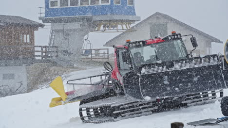 Schneepflug-Räumt-Schweren-Schnee-In-Einem-Skigebiet-Während-Eines-Winterschneesturms