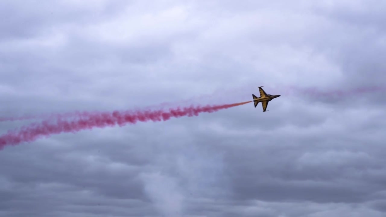 Pesawat Jet KAI T-50B Terbang di Hari Berawan Meninggalkan Asap Merah Selama Pertunjukan di Pameran Udara. - pelacakan.