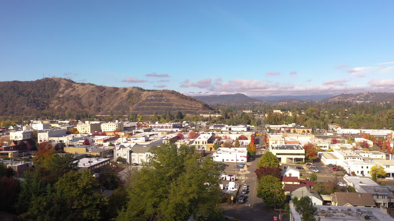 roseburg, una ciudad en el sur de oregon. dron ascendente