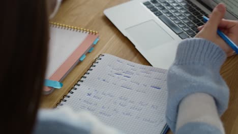 vista de ángulo alto de una adolescente haciendo su tarea