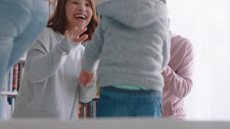 행복한 아시아 가족이 집에서 춤을 추고 즐거운 춤을 추고 함께 축하합니다. 작은 아이들이 엄마와 아빠와 함께 축하하고 흥미진진한 주말 4k 영상을 즐기고 있습니다.