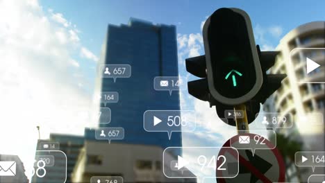 animación de iconos de notificación con números sobre las luces de cambio de señales de tráfico en la ciudad.