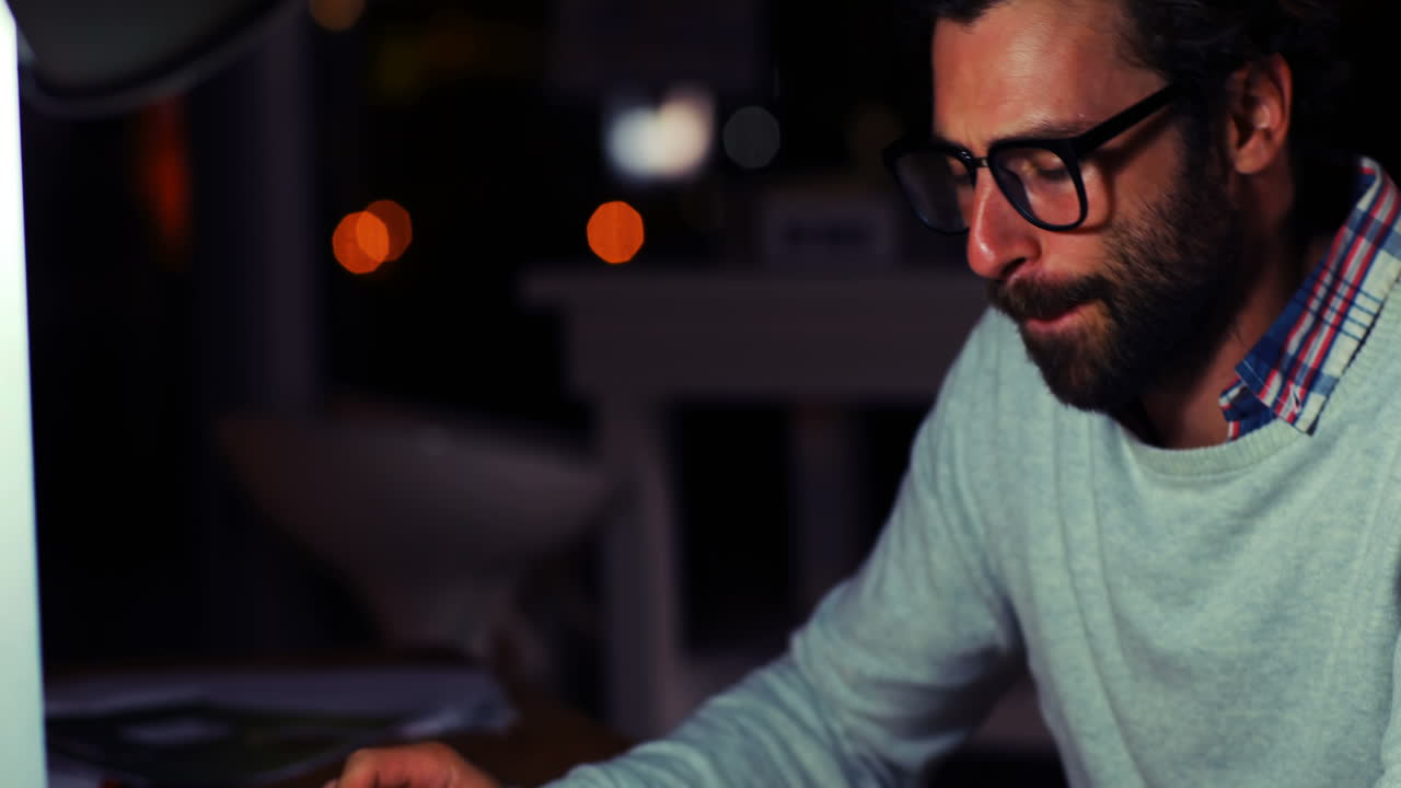 diseñador gráfico tenso trabajando en computadora