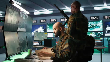 soldado cumpliendo su deber patriótico en la base del cuartel general militar