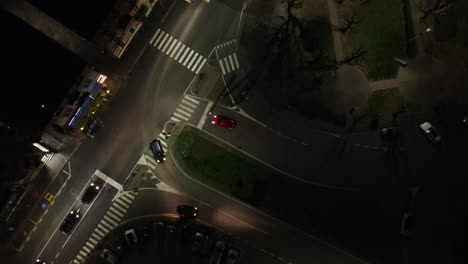 Vista-Aérea-De-La-Calle-Con-Drone-4k-En-La-Noche-Ciudad-De-Como-Italia