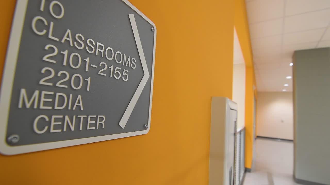 Sign in school of which classroom to go into-1