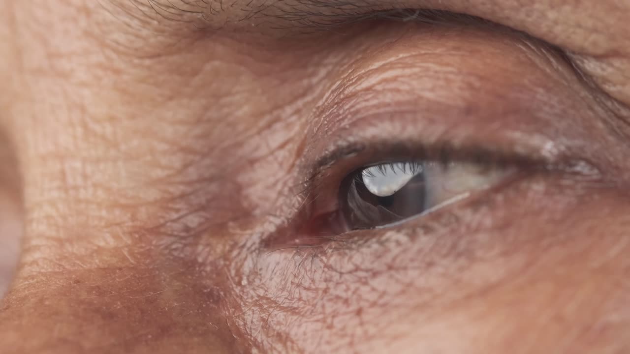 노인 의 눈 의 근접 사진