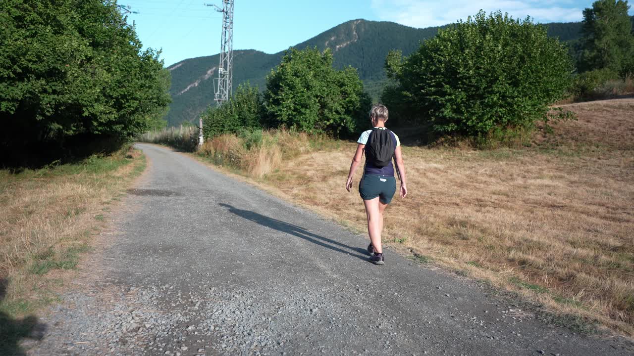 Donna che fa escursionismo su un sentiero nella natura