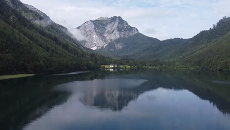 drone volando sobre el langbathsee en austria