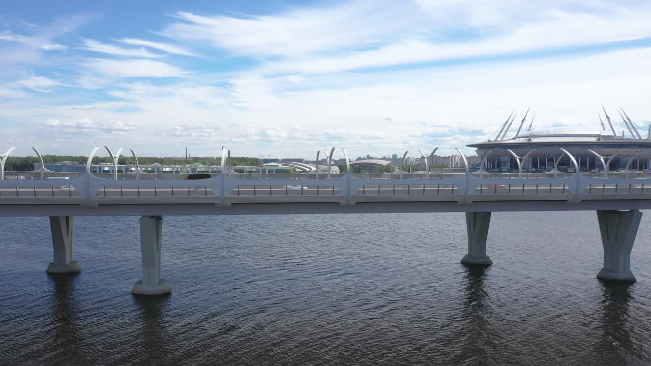 러시아 상트페테르부르크에 있는 핀란드 만 서부 고속 직경 교량의 공중 드론 느린 추적 샷