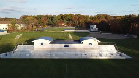 eine drohne fliegt in üppigen herbstdetails über einen sportkomplex